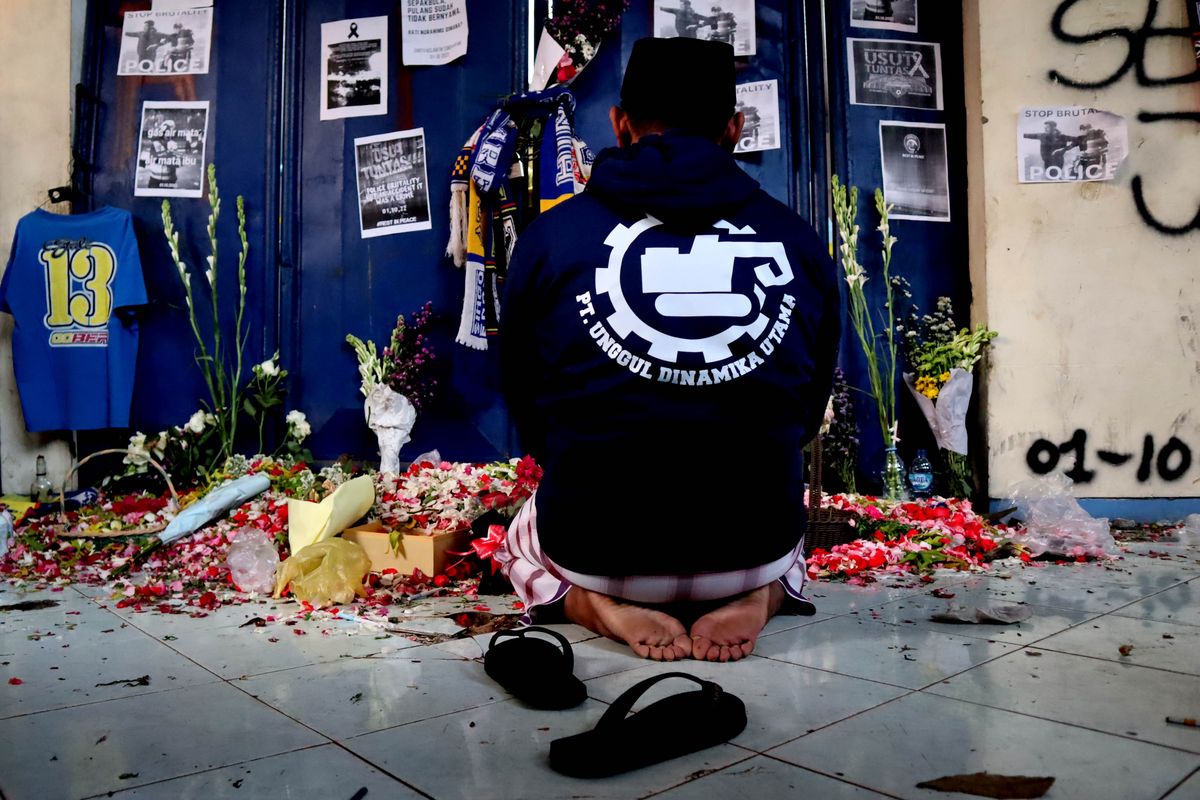 Seorang pria bersimpuh berdoa didepan gate 13 pasca tragedi yang terjadi pada pekan ke-11 Liga 1 2022-2023 seusai pertandingan bertajuk Derbi Jawa Timur, Arema FC melawan Persebaya Surabaya di Stadion Kanjuruhan Kepanjen, Kabupaten Malang, Selasa (4/10/2022) sore.