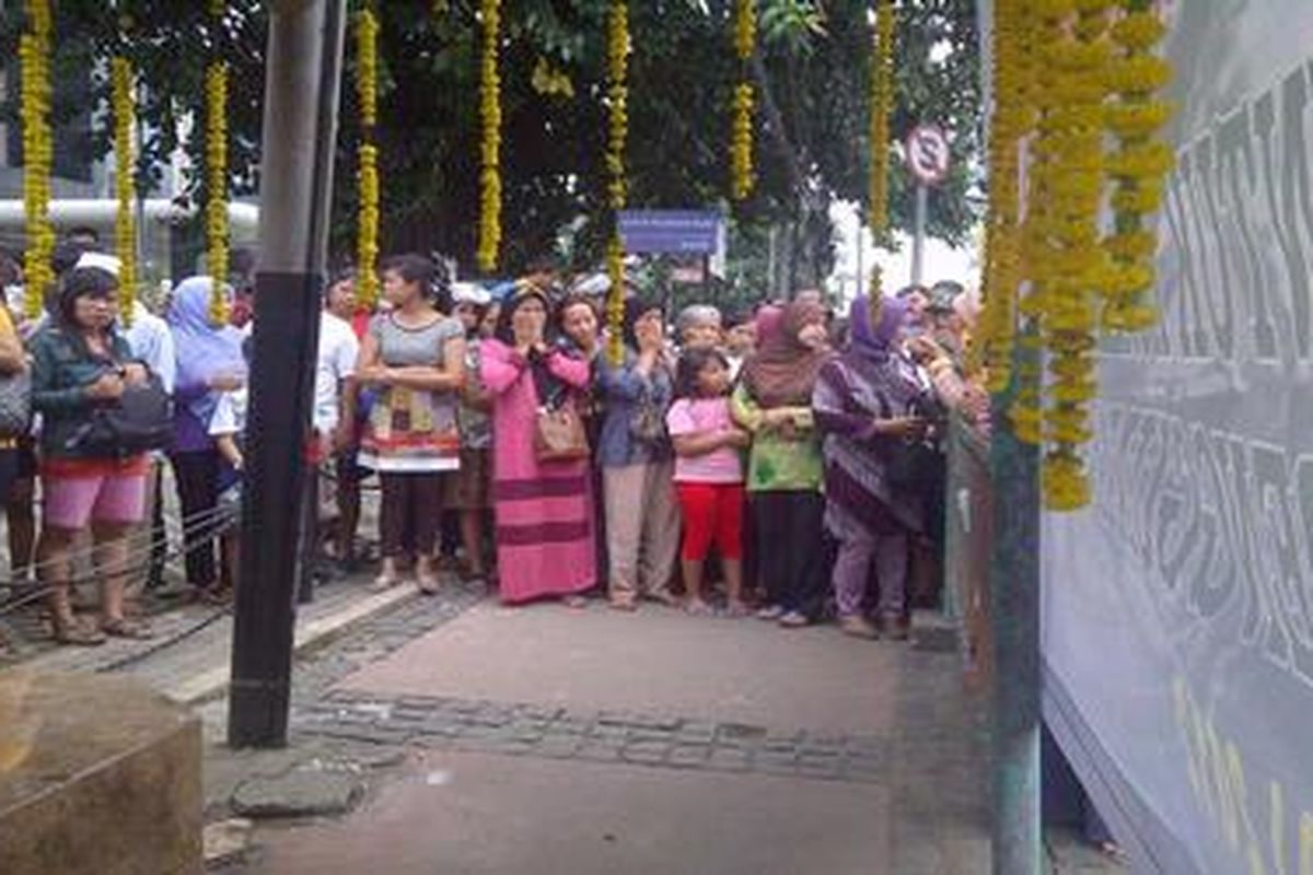 Puluhan warga berdoa untuk para korban kecelakaan maut di halte Tugu Tani Jakarta Pusat, Minggu (29/1/2012) pagi ini. 