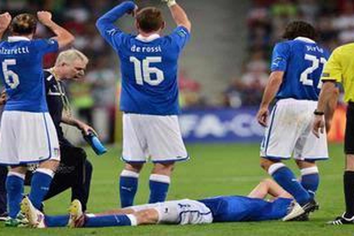 Bek Italia, Giorgio Chiellini, mendapat cedera paha, pada pertandingan ketiga Grup C melawan Irlandia, Senin (18/6/2012).