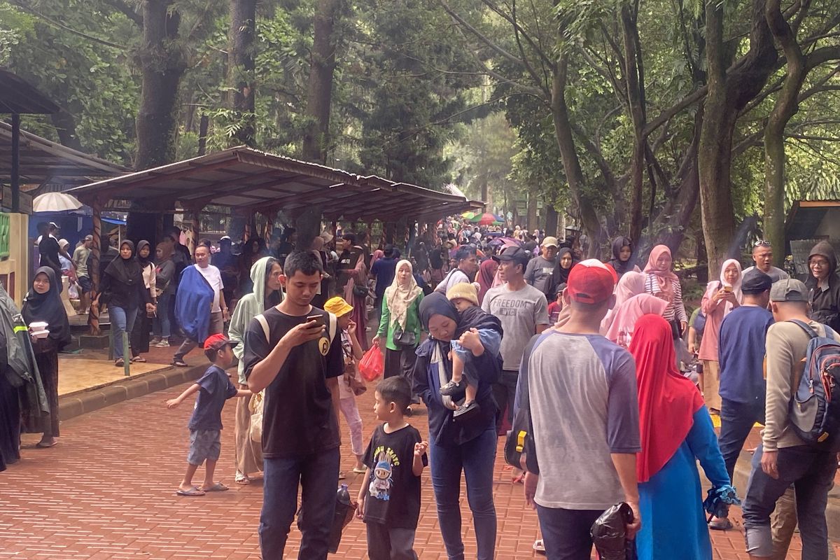 Ragunan Disesaki Pengunjung, Parkir Penuh dan Antrean Mengular 