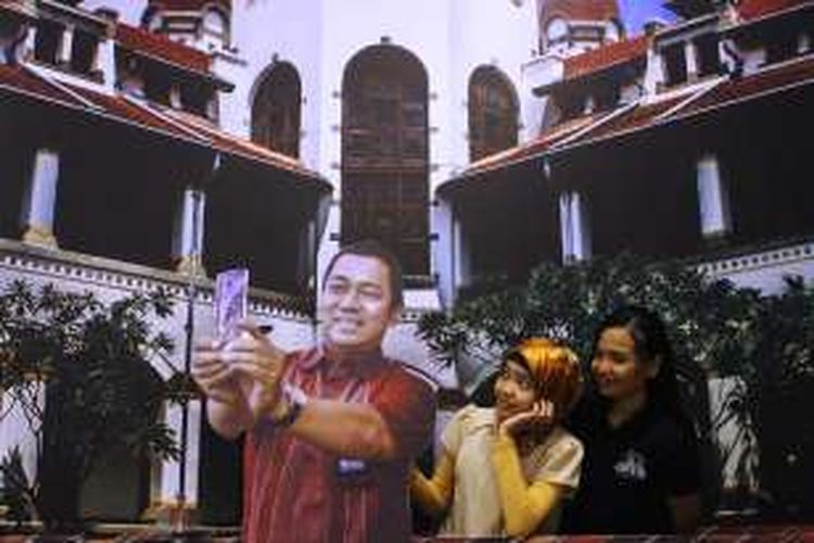 Salah satu spot foto di 3D Trick Art Museum, Kota Lama Semarang. Pengunjung sedang berfoto bersama gambar Walikota Semarang Hendrar Prihadi, berlatarkan Lawang Sewu, Sabtu (25/6/2016).