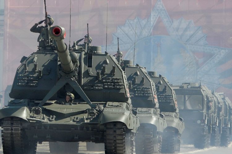 Kendaraan artileri Rusia saat mengikuti parade militer di Saint Petersburg, Mei 2018.