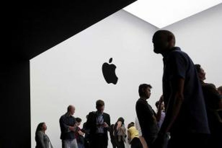 Pengunjung berkumpul dalam acara yang diselenggarakan Apple di Flint Center for the Performing Arts, di Cupertino, California, Amerika Serikat, Selasa (9/9/2014). Pada acara itu Apple meluncurkan Apple Watch dan dua iPhone terbaru, iPhone 6 dan iPhone 6 plus.