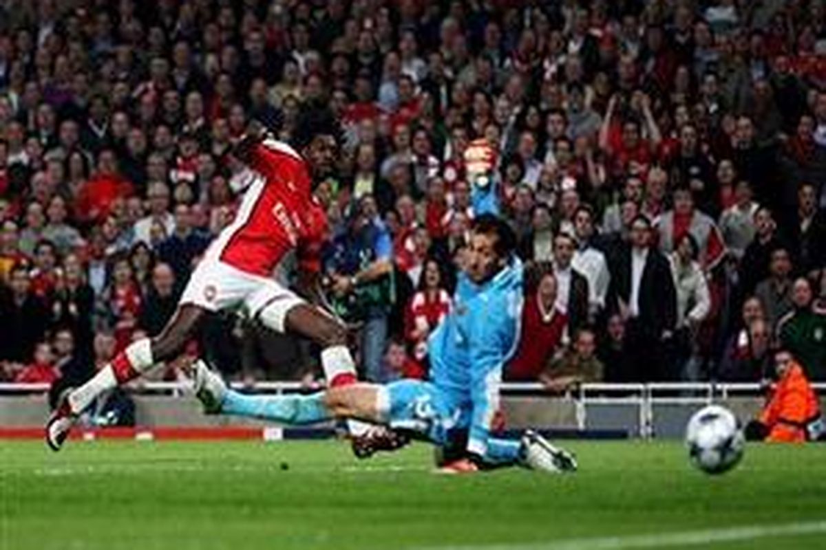 Emmanuel Adebayor mengecoh kiper Diego Lope dan mampu mencetak gol kedua buat timnya.