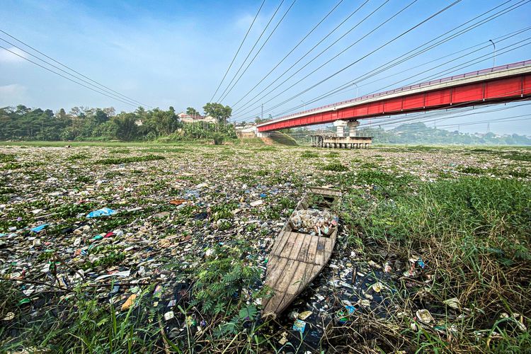 Lautan sampah membentang di perairan Sungai Citarum di kawasan Batujajar, Kabupaten Bandung Barat (KBB), Jawa Barat, Rabu (12/6/2024) pagi. Tepat di bawah Jembatan Callender Hamilton (DH) atau Babakan Sapan (BBS) sampah-sampah itu menutup lapisan air sepanjang mata memandang dari ujung aliran sungai hingga muara di waduk Saguling.