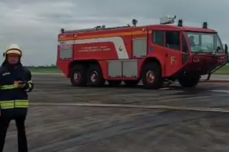 Mobil pemadam kebakaran berada di landasan pacu Bandara Kualanamu, Sumatera Utara setelah pesawat Saudia Airlines mendapat ancaman bom pada Selasa (17/6/2025).