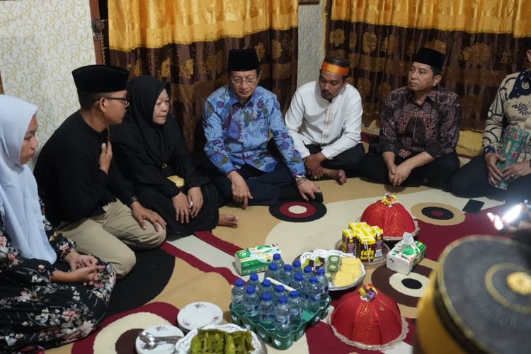 Menteri Agama Nasaruddin Umar mengunjungi rumah duka korban meninggal kebakaran gedung DPRD Kota Makassar, Minggu (31/8/2025) malam.