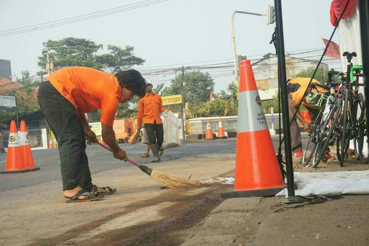 Sebanyak 25 petugas kebersihan dikerahkan untuk membersihkan venue balap sepeda jalan raya Asian Games 2018 dari Simpang Mutiara hingga Cikalong, Karawang, Kamis (23/8/2018).