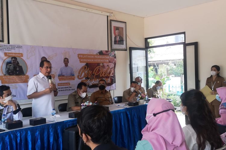 Sudin Nakertransgi Jakarta Pusat menggelar pelatihan pembuatan produk minuman sehat yang dilaksanakan di Kelurahan Jati Pulo, Selasa (24/5/2022).