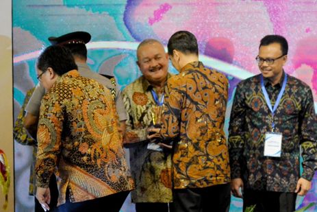 Alex Noerdin Naik Ojek Jemput Kado Terakhir dari Presiden Jokowi