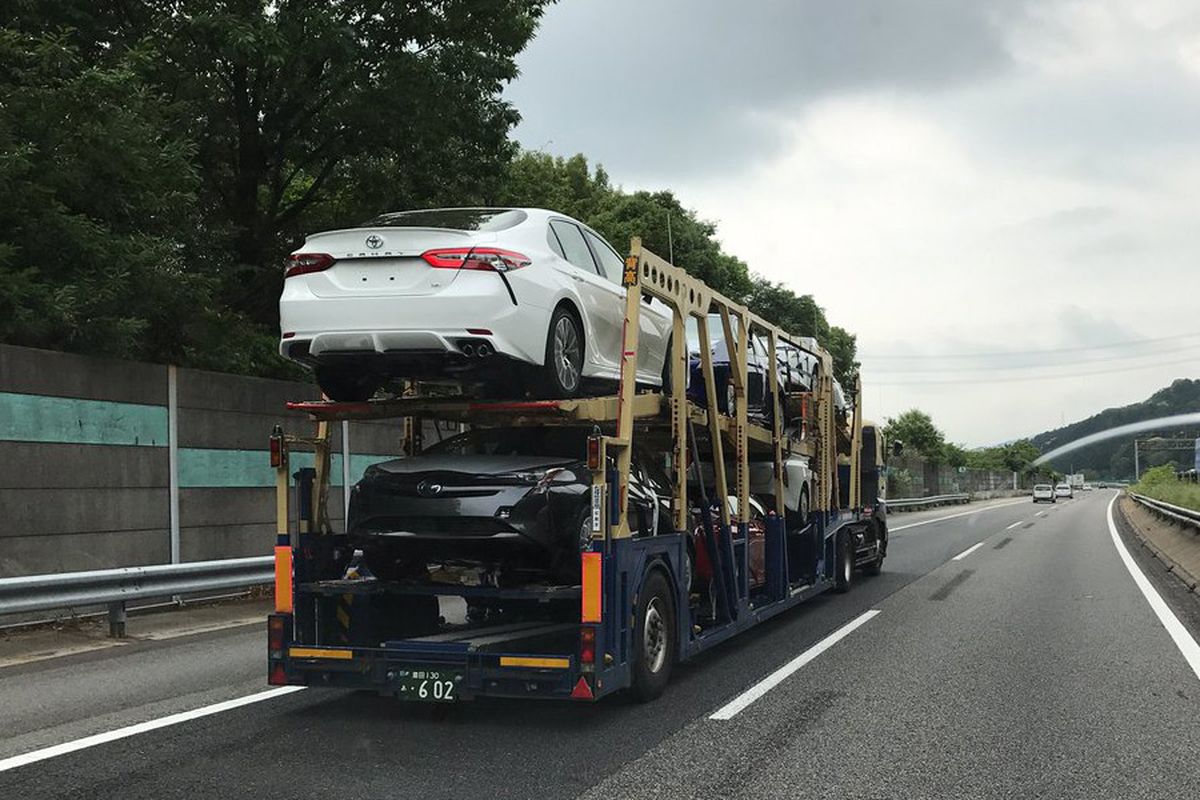 Toyota Camry model 2018 terjepret di Jepang.