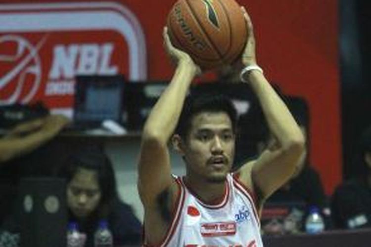 Shooting guard Garuda Kukar Bandung, Chandistira Pranatyo hendak mengoper bola pada pertandingan melawan Bimasakti Nikko Steel Malang, di di GOR Bimasakti, Malang, Selasa (19/11/2013). 