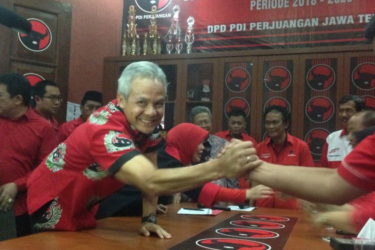 Gubernur Jawa Tengah Ganjar Pranowo bersalaman dengan fungsionaris PDIP Jawa Tengah, Jumat (11/8/2017).