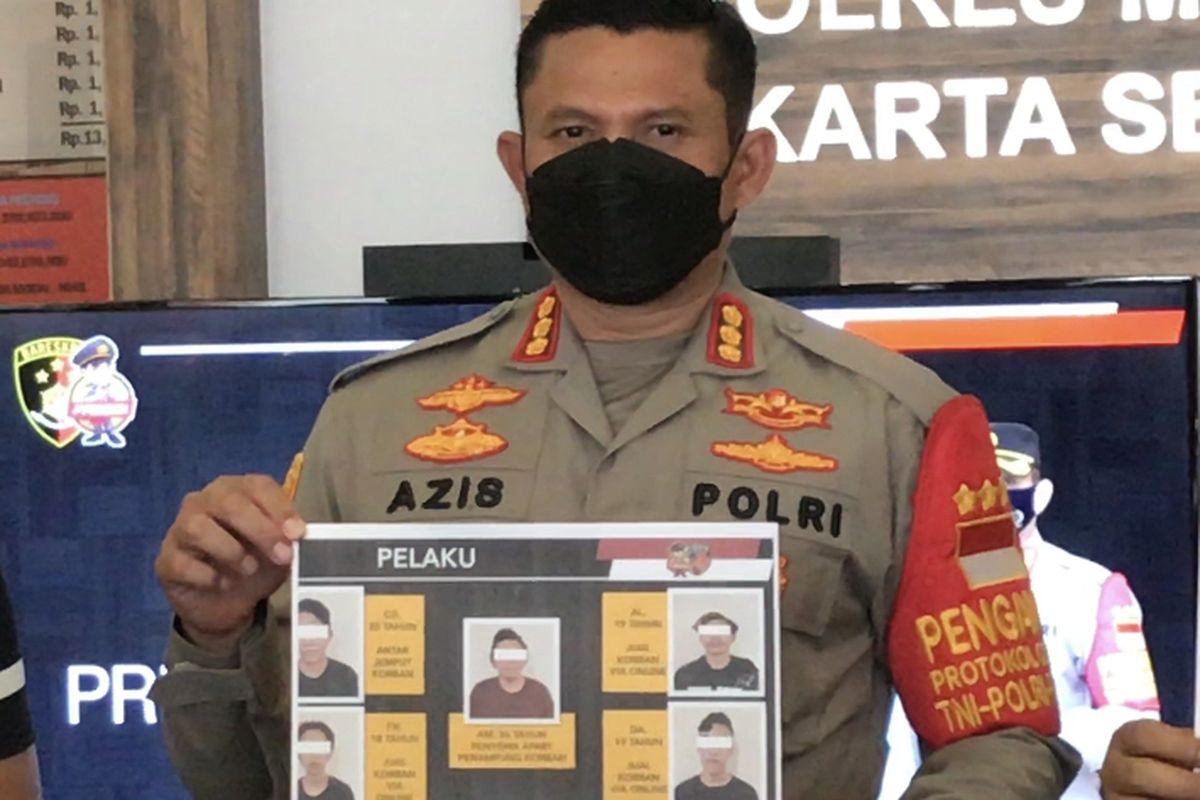 Kapolres Metro Jakarta Selatan, Kombes Pol Azis Andriansyah memperlihatkan para pelaku prostitusi online anak di bawah umur saat jumpa pers di Mapolres Metro Jakarta Selatan, Rabu (13/10/2021) siang.