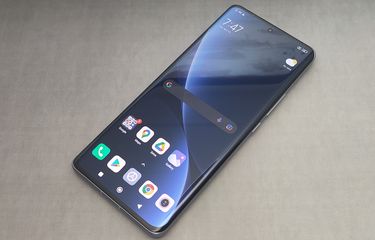 Xiaomi 12 Pro dengan layar 6,7 inci, memiliki semua tombol daya dan volume di satu sisi.