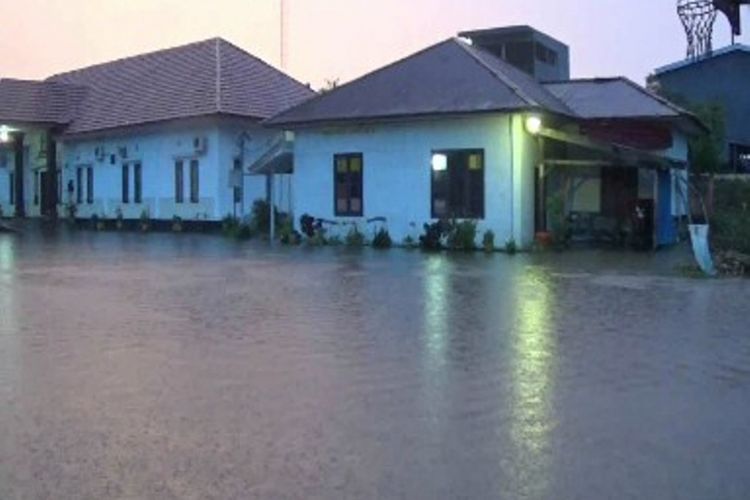 Lantaran diguyur hujan dua jam, kota Kecamatan Wonomulyo, Polewali Mandar, dan sekitarnya langsung tergenang banjir hingga setinggi 30 centimeter, Kamis (12/10/2017).
