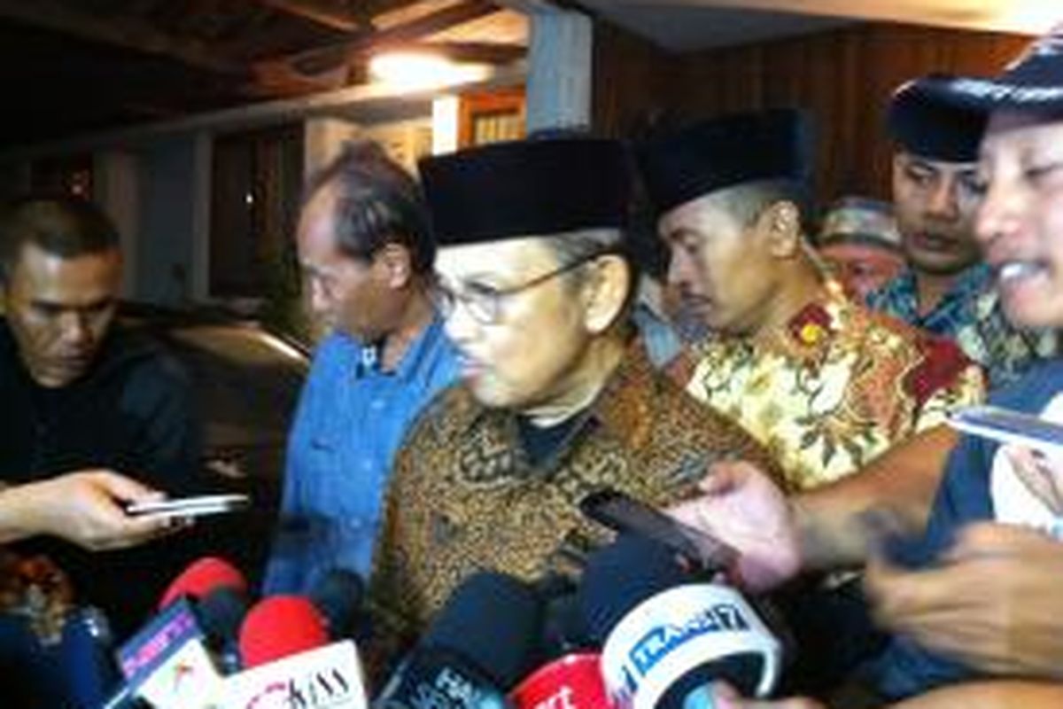 Presiden RI Ketiga BJ Habibie melayat Bob Sadino di rumah duka di Pondok Cabe, Cirendeu, Jakarta Selatan, Senin (19/1/2015).