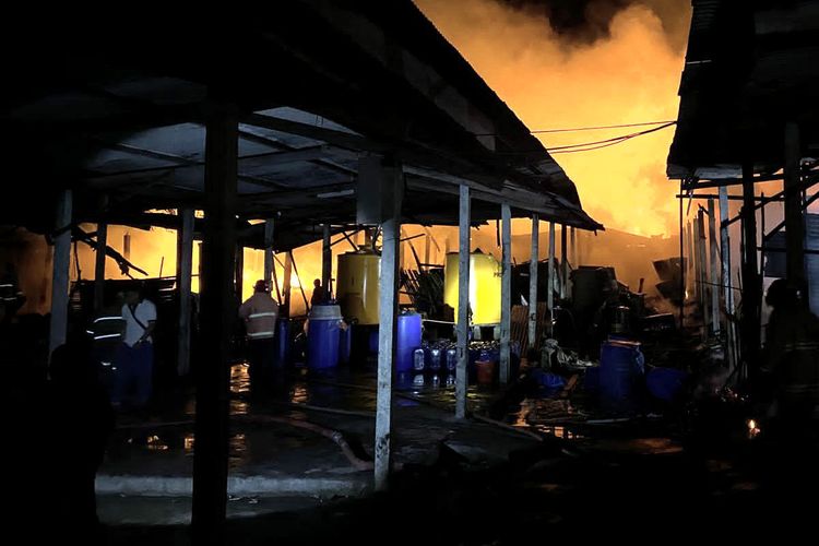 Pabrik egg tray di Jalan Widuri, Kelurahan Karangsari, Kecamatan Sukorejo, Kota Blitar, terbakar hebat pada Jumat (11/8/2023) malam.