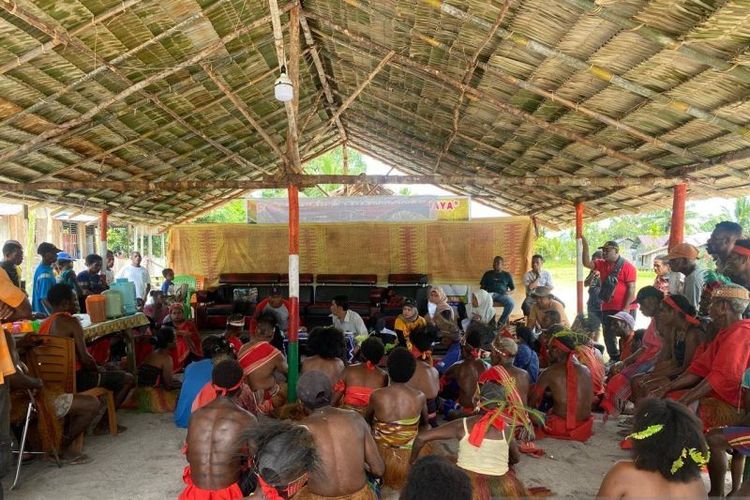 Tim Terpadu Verifikasi Usulan Penetapan Hutan Adat di Kabupaten Sorong Selatan melakukan prorses verifikasi subjek di Distrik Konda, Kabupaten Sorong Selatan, Papua Barat Daya, Selasa (15/10/2024).