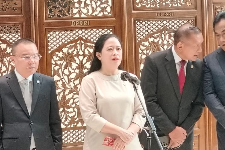 Ketua DPR sekaligus Ketua DPP PDI-P Puan Maharani (tengah) di Kompleks Parlemen Senayan, Jakarta, Kamis (4/4/2024).