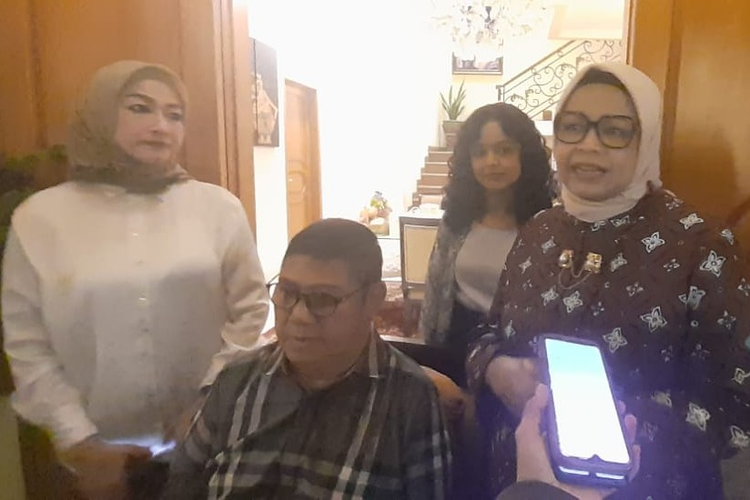 Istri calon presiden nomor urut 1 Anies Baswedan, Fery Farhati menemui dalang wayang kulit Ki Anom Suroto ke kediamannya di Solo, Jawa Tengah, Senin (22/1/2024) petang.