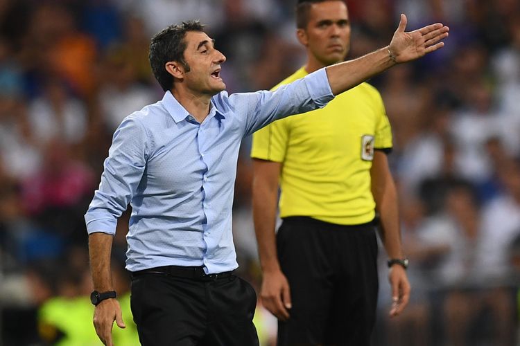 Gaya pelatih Barcelona Ernesto Valverde dalam pertandingan leg kedua Piala Super Spanyol melawan Real Madrid di Santiago Bernabeu, Madrid, Rabu (16/8/2017).