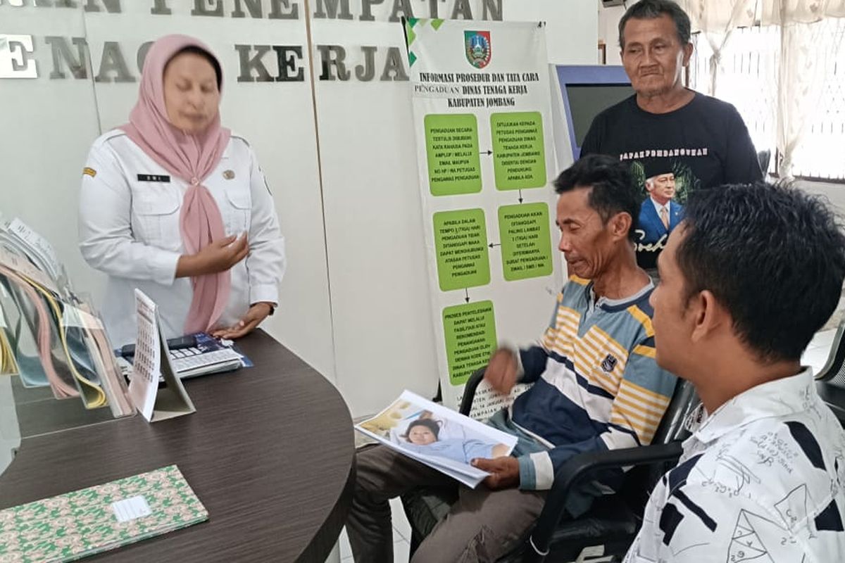 Kamil (pegang berkas foto), warga Dusun Kebonsari, Desa Karangwinongan, Kecamatan Mojoagung, Kabupaten Jombang, Jawa Timur, saat mengadu ke Kantor Dinas Tenaga Kerja (Disnaker) Kabupaten Jombang, Rabu (20/11/2024).