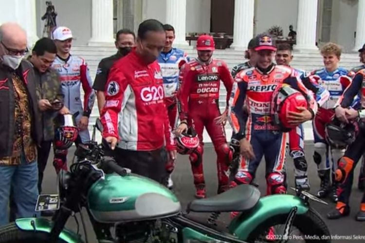 Presiden Joko Widodo bersama pebalap tim Repsol Honda Marc Marquez saat berbincang di halaman Istana Merdeka, Rabu (16/3/2022).