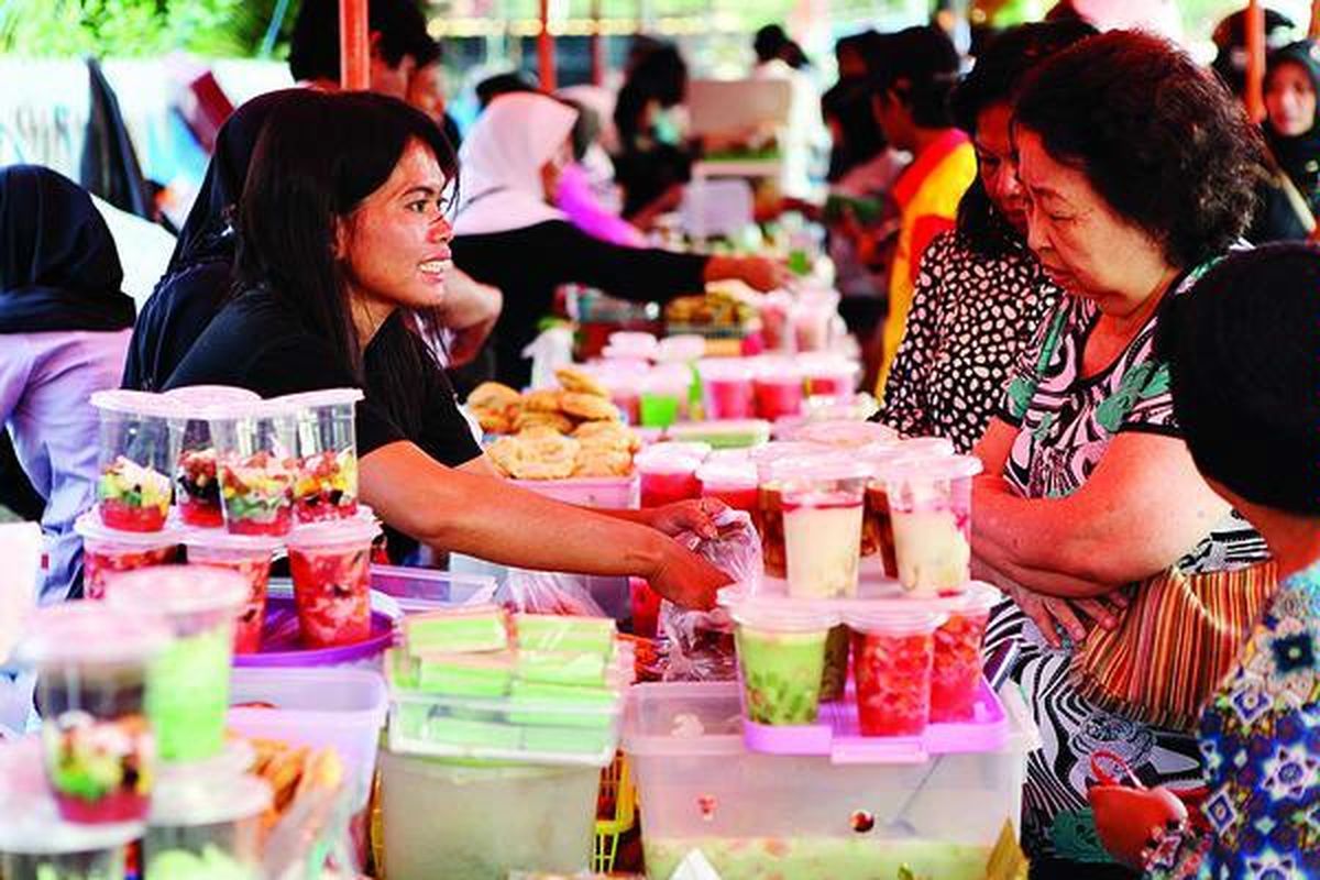 Warga memadati pusat penjualan hidangan berbuka puasa di Jalan Mappanyukki, Makassar, Sulawesi Selatan, Rabu (3/8). Penjualan aneka hidangan berbuka puasa menjadi peluang usaha  menjanjikan setiap bulan Ramadhan. Di sini  terjadi interaksi sosial antarwarga.