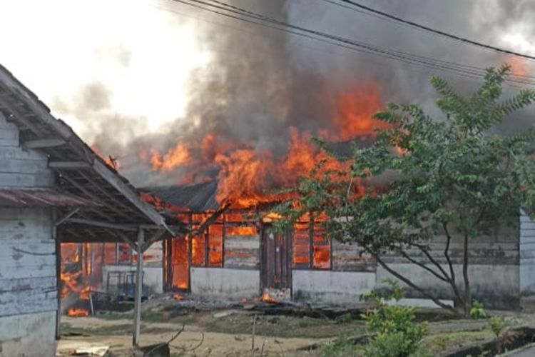 Tujuh rumah petak yang dijadikan kontrakan di Kelurahan Pintu Air Pangkalpinang, ludes terbakar pada Selasa (23/11/2021).
