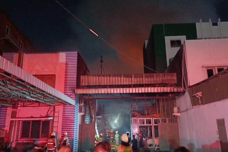 Pemadam kebakaran masih memadamkan api dari gudang furniture, Jalan Daan Mogot, Cengkareng, Jakarta Barat 
