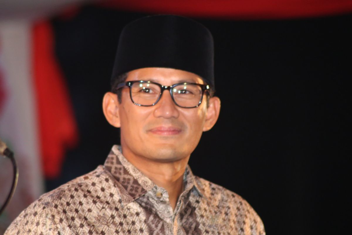 Wakil Gubernur DKI Jakarta Sandiaga Uno saat menghadiri acara nikah massal di jalan MH Thamrin, Jakarta Pusat, Minggu (31/12/2017). Nikah massal yang diadakan oleh pemerintah DKI Jakarta ini diikuti sebanyak 437 pasangan pengantin dari berbagai usia.