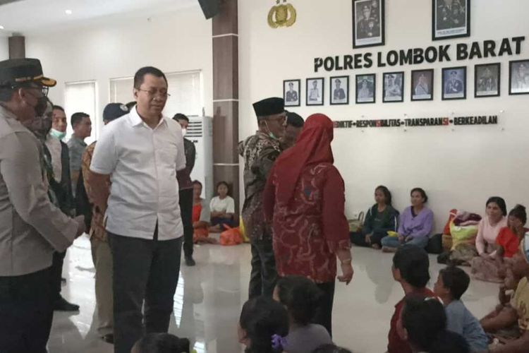 Saat gubernur NTB Zulkieflimansyah mengunjungi tempat pengungsian warga Desa Mareje Lombok Barat