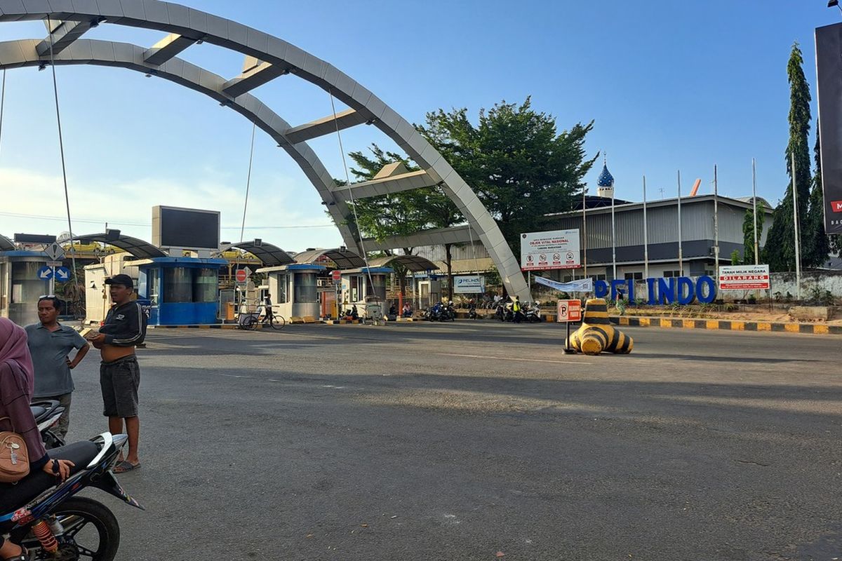 Suasana di depan gerbang Pelabuhan Makassar, Sulsel