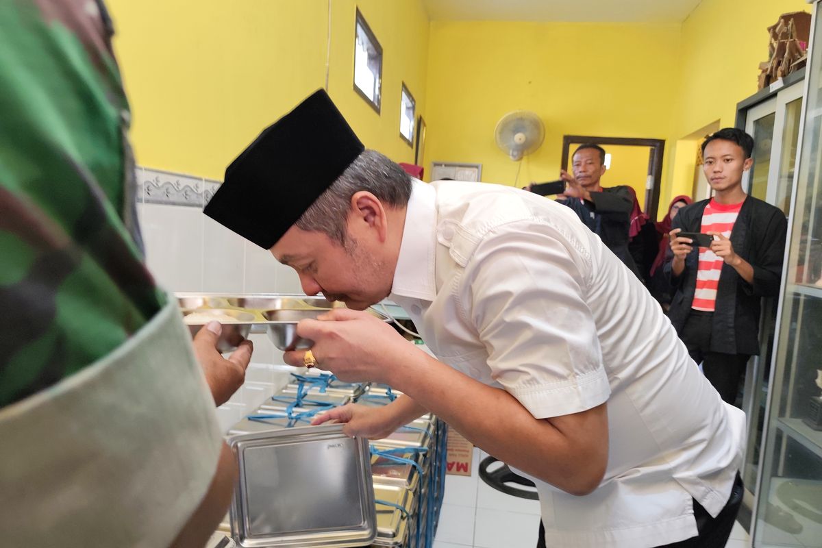 Wabup Bangkalan, Moh Fauzan Jakfar saat meninjau MBG di SDN Mlajah 2, Rabu (24/9/2025). 