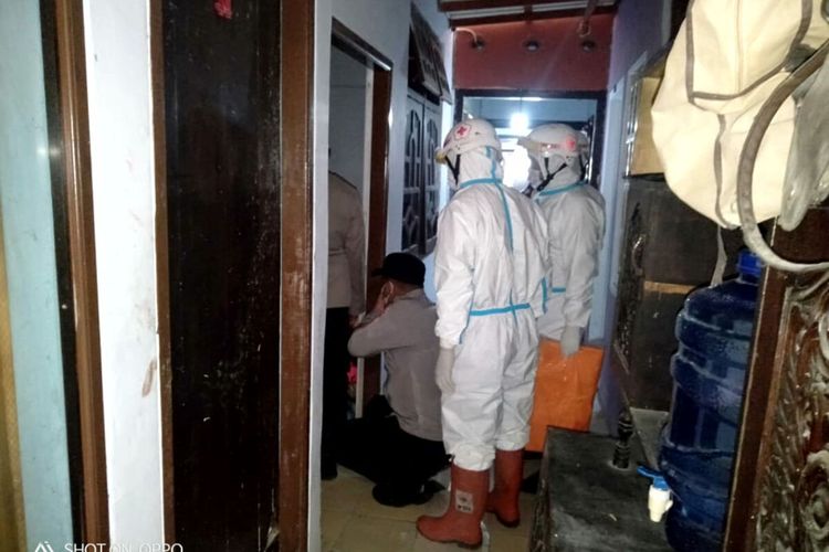 Polisi dan tenaga medis memeriksa perempuan yang meninggal di kamar kosnya di Kelurahan Sukorejo, Kecamatan Sukorejo, Kota Blitar, Jawa Timur, Jumat (18/2/2022)