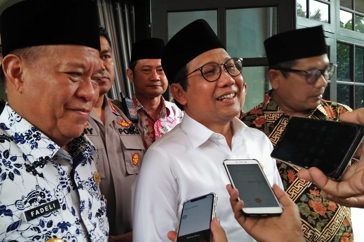 Menteri Desa dan PDTT, Abdul Halim Iskandar (dua dari kanan) usai mengunjungi Desa Balun, Kecamatan Turi, Lamongan, Jawa Timur.