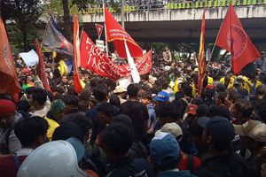 'Jangan Pancing Kerusuhan Pak, Buka Aja' Massa dan Polisi Saling Dorong di Dekat Gedung DPR