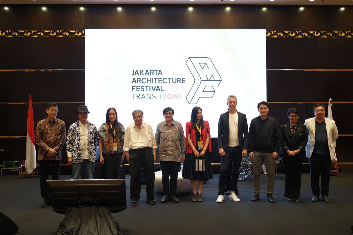 Dari kiri ke kanan Alwi Sjaaf (Moderator), Sigit Kusumawijaya (Moderator) Founder of sight.kusumawijaya, Rita Padawangi Assoc. Prof. of Sociology at Singapore University of Social Sciences, Dato? dr. Ken Yeang Chief Executive Officer (CEO) T.R. Hamzah & Yeang SDN BHD, Doti Windajani Chairman of IAI Jakarta Chapter (2021-2024), Daliana Suryawinata Co-founder of SHAU, Andreas Michelsen An associate and senior masterplanner at Gehl, Anton Siura Founder and Principal of SIURA studio in Singapore, Imelda Akmal (Moderator) Principal at Imelda Akmal Architectural dan Wibowo Mulyono President Director of PT Astra Land Indonesia.