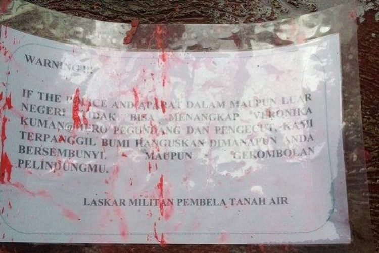 Ledakan terjadi di rumah orangtua aktivis HAM Veronica Koman yang berada di RT 006 RW 003, Jelambar Baru, Grogol Petamburan, Jakarta Barat, Minggu (7/11/2021) siang, selain itu, ditemukan secarik kertas yang sudah dilamintaing bertuliskan pesan bernada ancaman. 
