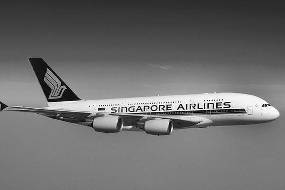 Airbus A380 milik Singapore Airline terlihat pada gambar tertanggal 18 Maret. Salah satu dari tiga pesawat jenis ini, yang dimiliki maskapai Singapura tersebut, sedang dilarang terbang. Sejak Singapore Airline mengoperasikan pesawat seri A380 tahun 2007, sudah tiga kali masalah yang terjadi.  