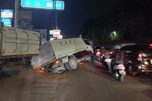 Truk Terperosok Bikin Arus Lalu Lintas di Jalan Raya Cirendeu Tangsel Macet