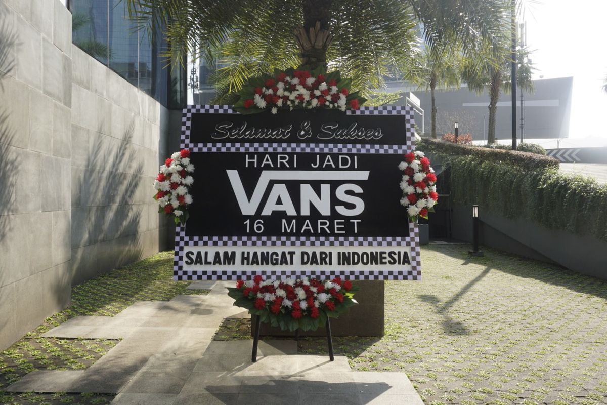 Papan bunga hari jadi Vans ke-57