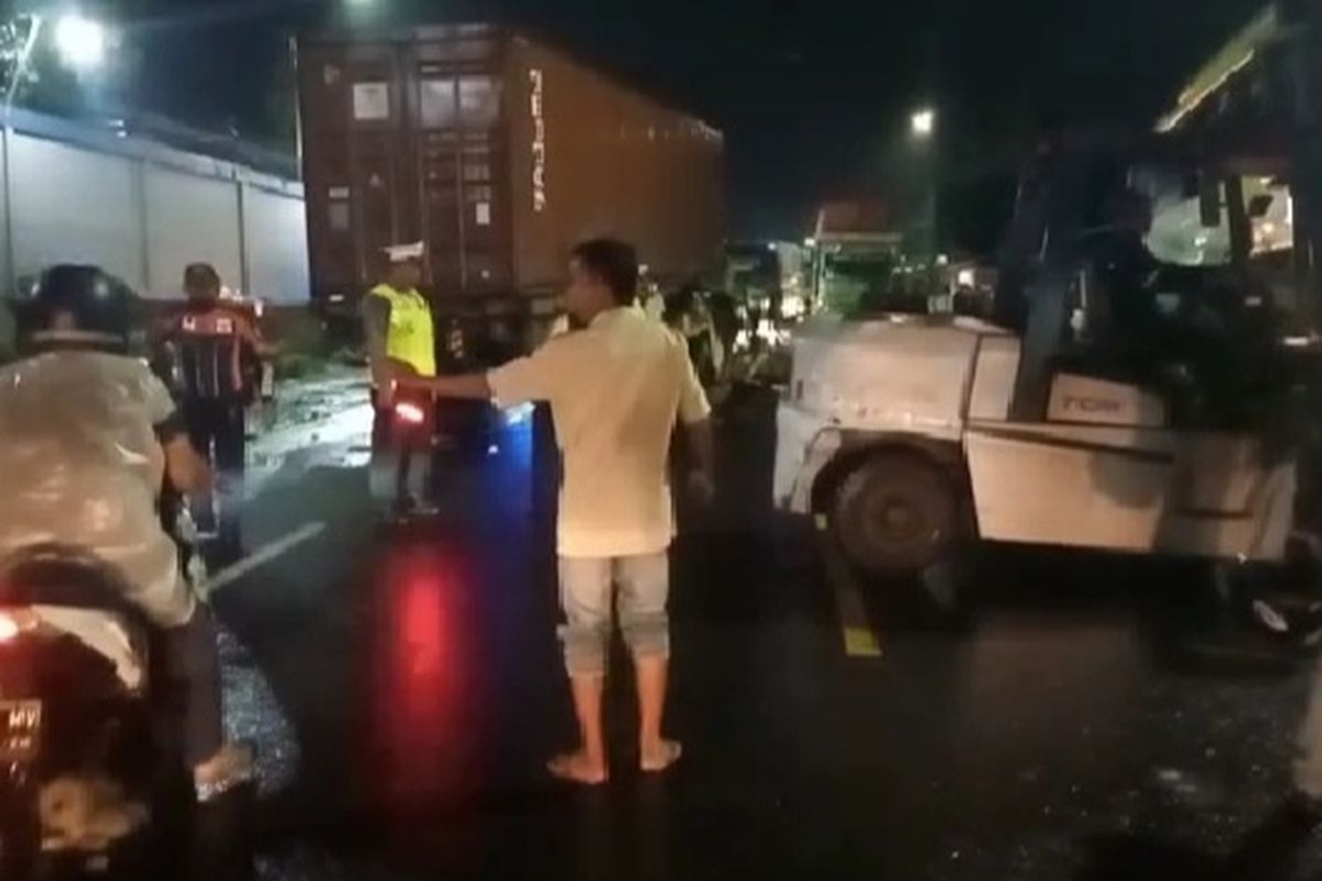 Jalan Nasional di Klakah macet panjang akibat kecelakaan Bus dan Trailer, Kamis (2/2/2023) malam.