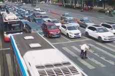 Polisi di China Terekam CCTV Gendong Seorang Pria Tua Menyeberang Jalan