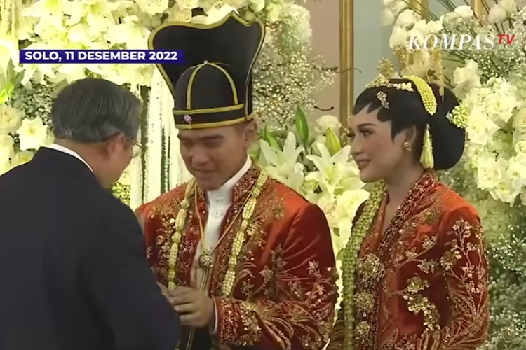 Presiden ke-6 Republik Indonesia (RI) Susilo Bambang Yudhoyono (SBY) menghadiri pernikahan putra bungsu Presiden RI Joko Widodo, Kaesang Pangarep dengan Erina Gudono, di Solo, Jawa Tengah, Minggu (11/12/2022).