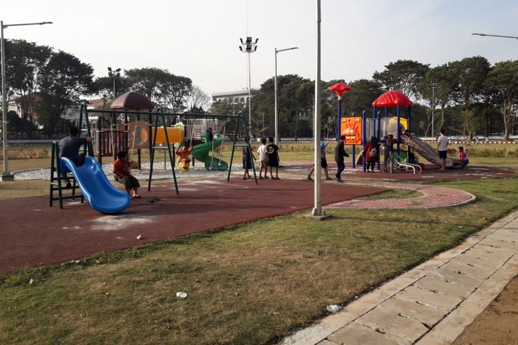 Arena bermain anak di salah satu sudut Lapangan Banteng tengah dimanfaatkan belasan anak kecil, Sabtu (7/7/2018).