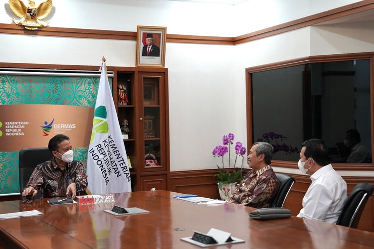 Gubernur Riau Syamsuar saat bertemu dengan Menkes Budi Gunadi Sadikin (kiri) di Jakarta, Senin (16/1/2023).