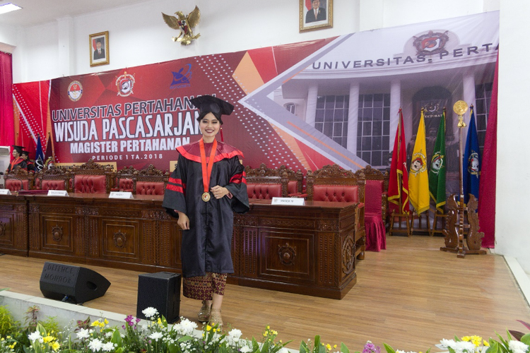 Jana Milia, lulusan Magister Pertahanan dari Universitas Pertahanan, menegaskan pemerataan akses pendidikan merupakan salah satu bentuk aksi nyata bela negara.