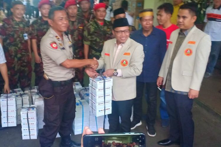 Pimpinan Pusat Pemuda Muhammadiyah menggelar aksi simpatik dengan membagikan tajil kepada personel Polri dan TNI yang bertugas mengamankan situasi pasca pengumuman hasil rekapitulasi suara pemilu 2019, Rabu (29/5/2019).